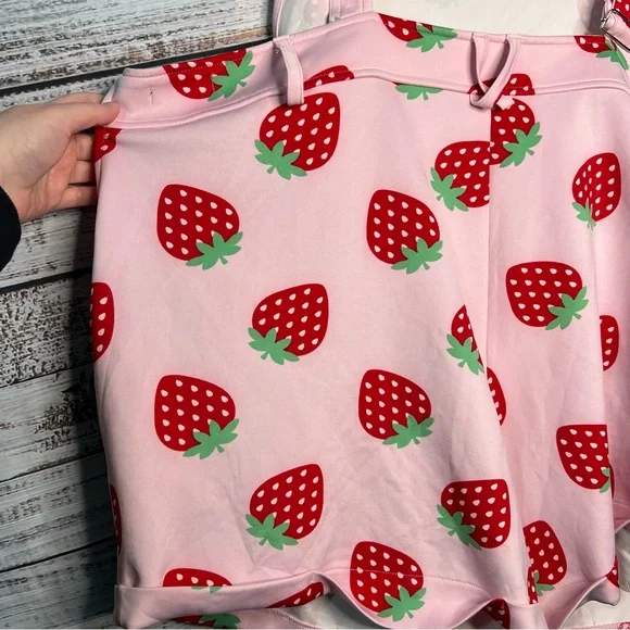 Hot Topic‎ 3X Strawberry Shortalls Plus Size Fruit Print Overalls - Picture 9 of 10